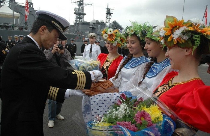 Hình ảnh các chiến hạm Nhật Bản tại quân cảng Vladivostok vào ngày Chủ Nhật (23/9).