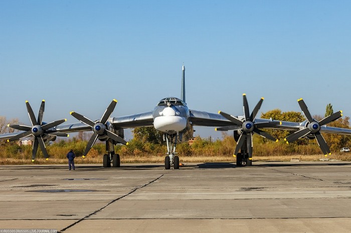 Oanh tạc cơ Tu-95MS.