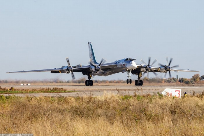 Oanh tạc cơ Tu-95MS.