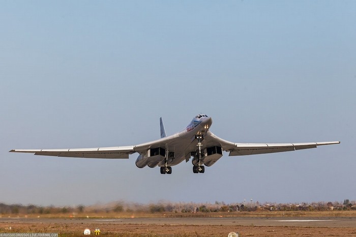 Oanh tạc cơ Tu-160.