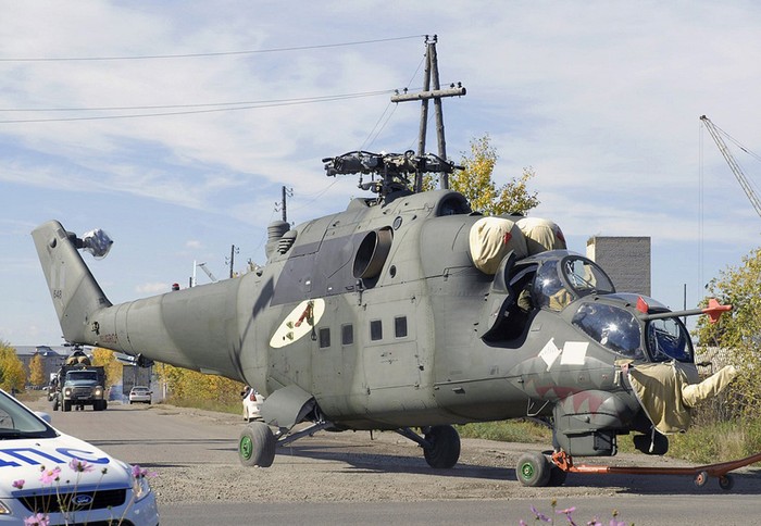 Mi-24D có phần thân trước được thiết kế lại, với hai buồng lái riêng biệt cho phi công và sĩ quan điều khiển vũ khí. Nó được trang bị một súng máy 12,7 mm bốn nòng phía mũi. Mi-24D có thể mang bốn thùng rocket, bốn tên lửa 9M17 Falanga (AT-2 Swatter) chống tăng cộng thêm bom và các loại vũ khí khác.