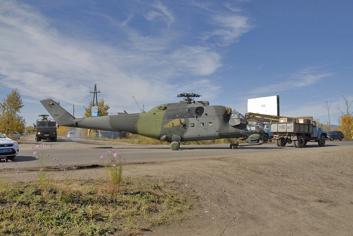 Các máy bay đã được bàn giao cho Peru theo hai lô mỗi lô 12 chiếc xe, tương ứng vào các năm 1983 và 1985. Năm 1992, 7 trực thăng Mi-25 (trong đó có một chiếc tháo gỡ các bộ phận) đã được Peru mua lại của quốc gia Trung Mỹ Nicaragua.
