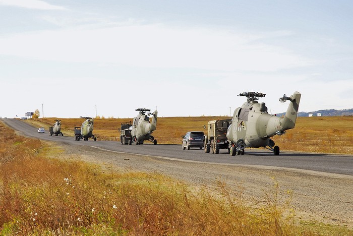 Trong năm 2010, Peru đã ký một hợp đồng với Rosoboronexport để đại tu và nâng cấp 6 trực thăng Mi-25. Hai Mi-25 đầu tiên, cùng với 2 máy bay trực thăng Mi-17 của Không quân Peru đã được chở đến Chita bằng máy bay vận tải An-124-100 trong tháng 5 năm 2011, và sau khi hoàn thành sửa chữa, chúng đã được bàn giao lại cho khách hàng vào ngày 30 tháng 01 năm 2012.