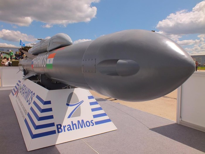 BrahMos là tên lửa hành trình siêu thanh có khả năng tấn công các mục tiêu trên mặt nước với độ cao thấp hơn 10 m. Nó có thể đạt vận tốc 2,8 Mach và có tầm hoạt động tối đa là 290 km. Nó nhanh hơn 3,5 lần so với tên lửa hành trình Harpoon của Hoa Kỳ vốn bay dưới tốc độ âm thanh. Mẫu tên lửa phóng phóng từ máy bay (BrahMos A) có thể mang đầu đạn nặng 300 kg.