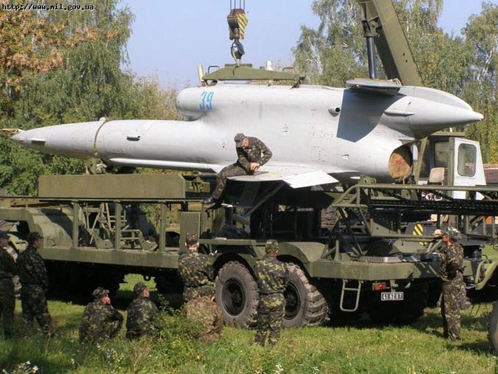 Một UAV của Trung đoàn Không quân 383 Ukraina đang được tháo rời trong cuộc tập trận tại khu vực Desna.