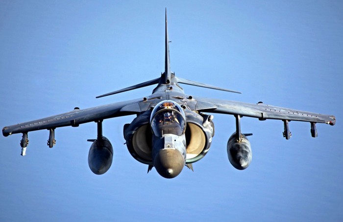 Chiến đấu cơ Harrier AV-8B thuộc đơn vị quân viễn chinh 24 chuẩn bị tiếp nhiên liệu trên không.