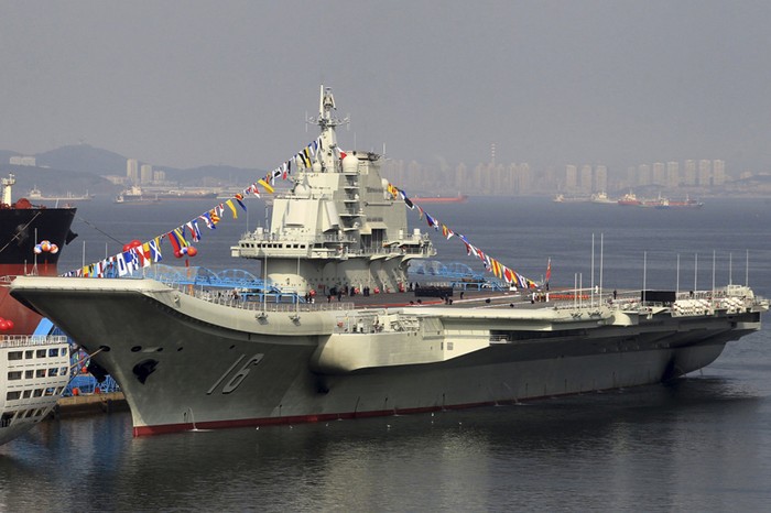Tàu sân bay Liêu Ninh của Trung Quốc tại cảng Đại Liên. Ngày 25/9, Liêu Ninh chính thức gia nhập Hải quân Trung Hoa.