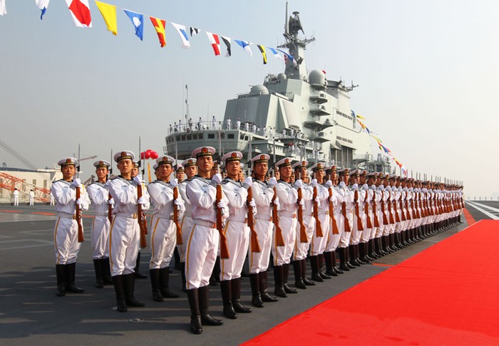 Tàu sân bay Liêu Ninh của Trung Quốc tại cảng Đại Liên. Ngày 25/9, Liêu Ninh chính thức gia nhập Hải quân Trung Hoa.