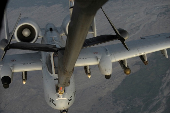 Máy bay A-10 Thunderbolt II tiếp nhiên liệu trên không.