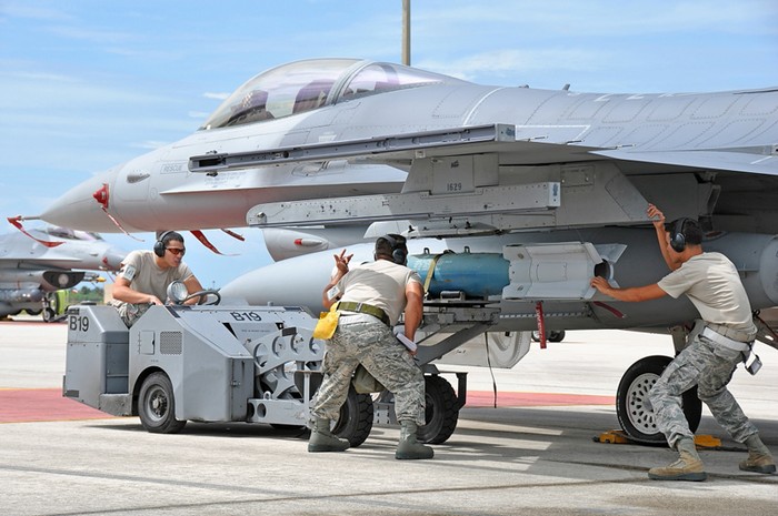 Gắn bom GBU-54 cho tiêm kích F-16 Fighting Falcon.