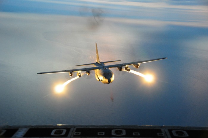 Vận tải cơ C-130 Hercules thử nghiệm hệ thống chống tên lửa đất-đối-không khí và không đối không.