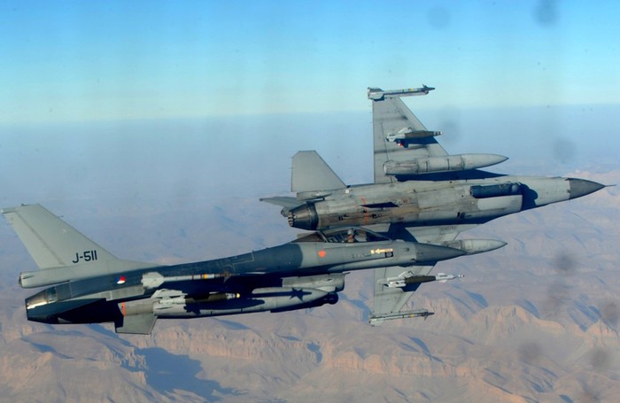 Hai tiêm kích F-16 của Không quân Hà Lan sát cánh máy bay tiếp nhiên liệu KC-10 Extender.