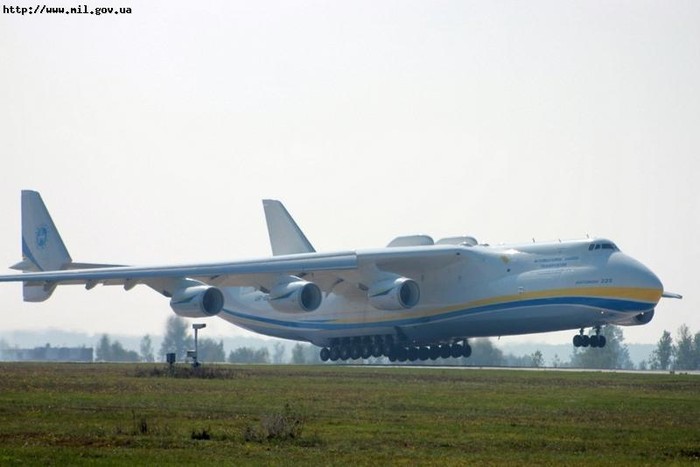 Máy bay vận tải chiến lược An-225 do Phòng thiết kế Antonov chế tạo tại triển lãm hàng không quốc tế diễn ra tại trung tâm thử nghiệm bay của Tổ hợp Khoa học/Công nghệ Hàng không Antonov.