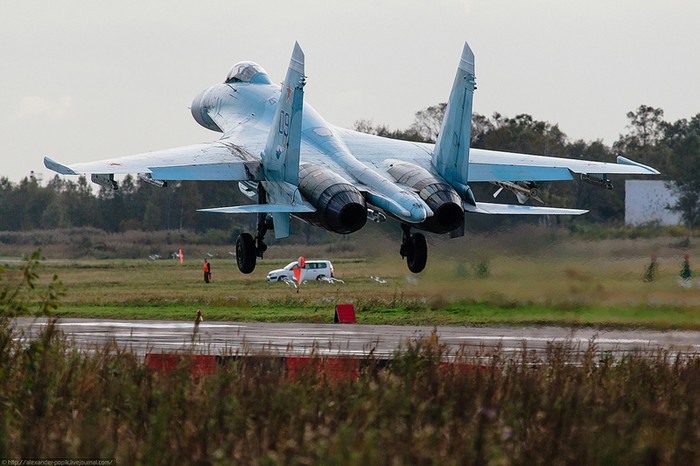 Các tiêm kích MiG-31 và Su-27 bay huấn luyện tại một căn cứ Không quân Nga.