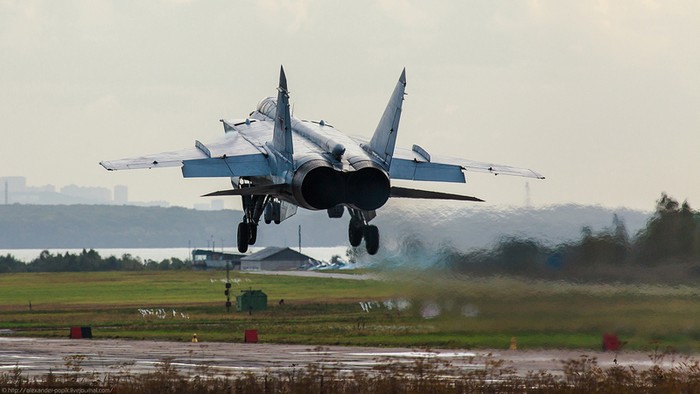 Các tiêm kích MiG-31 và Su-27 bay huấn luyện tại một căn cứ Không quân Nga.