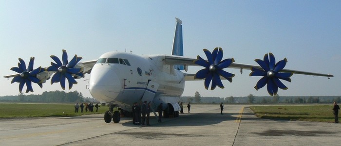 Máy bay vận tải tầm trung An-70 tại triển lãm hàng không quốc tế diễn ra tại trung tâm thử nghiệm bay của Tổ hợp Khoa học/Công nghệ Hàng không Antonov.