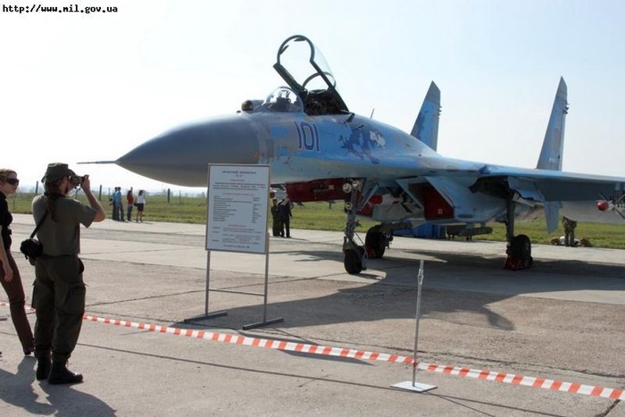Chiến đấu cơ Su-27 tại triển lãm hàng không quốc tế diễn ra tại trung tâm thử nghiệm bay của Tổ hợp Khoa học/Công nghệ Hàng không Antonov.