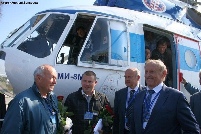Trực thăng Mi-8M đã đạt kỷ lục về độ cao 8.250m tại triển lãm hàng không quốc tế diễn ra tại trung tâm thử nghiệm bay của Tổ hợp Khoa học/Công nghệ Hàng không Antonov.