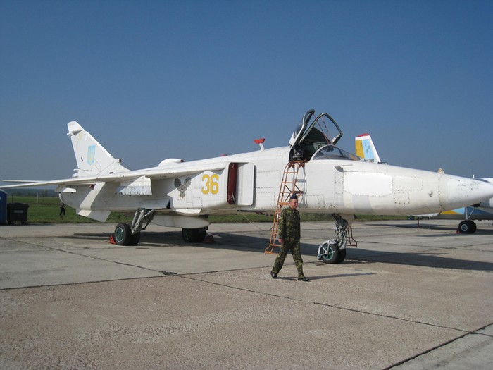 Máy bay trinh sát – tấn công Su-24MR của Không quân Ukraina.