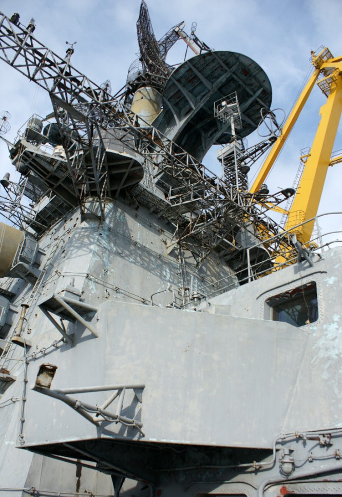 Hệ thống anten radar trên tàu.
