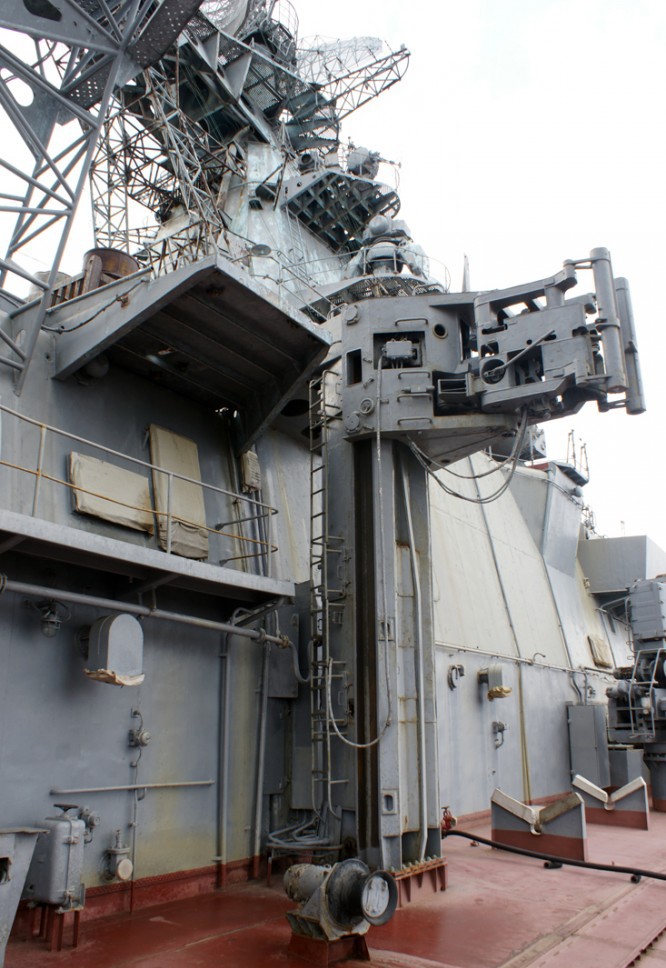 Hệ thống anten radar trên tàu.