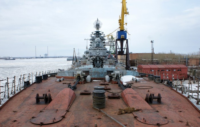 Kirov là con tàu đầu tiên của dự án 1144 Orlan. Ngày 26 tháng 3 năm 1973, Kirov được khởi đóng tại nhà máy đóng tàu Baltic và được hạ thủy vào ngày 27 tháng 12 năm 1977. Ngày 30 Tháng 12 năm 1980 chiếc tàu tuần dương dự án 1144 đầu tiên này đã được bàn giao cho Hải quân Liên Xô.