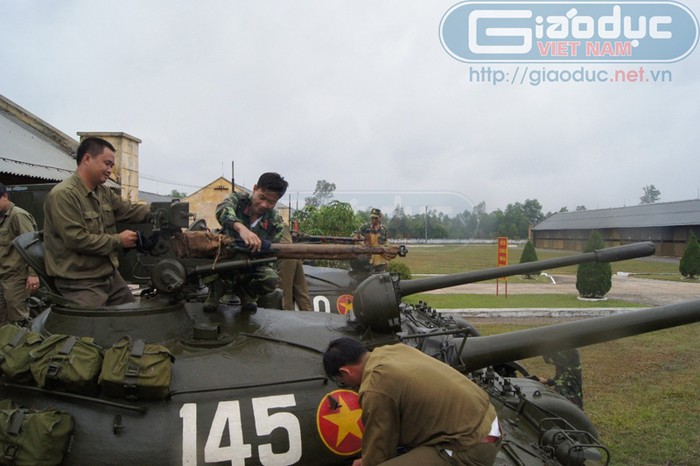Năm 2004, Lữ đoàn 215 vinh dự được phong tặng danh hiệu Anh hùng Lực lượng vũ trang Nhân dân. Ảnh: Bảo quản thiết bị, vũ khí, súng 12,7 mm trên tháp pháo xe tăng, Lữ 215.