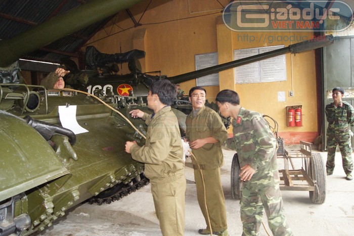 Bảo quản thiết bị, vũ khí, súng 12,7 mm trên tháp pháo xe tăng thuộc Tiểu đoàn 1, Lữ đoàn xe tăng 215 – Binh chủng Tăng Thiết giáp.