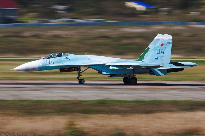 Su-27S số hiệu 04.