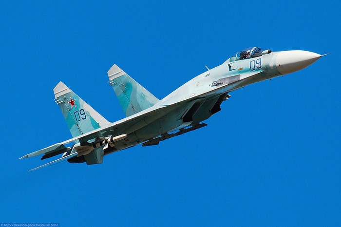 Tiêm kích Su-27S số hiệu 09 bay huấn luyện tại căn cứ Không quân 6983.