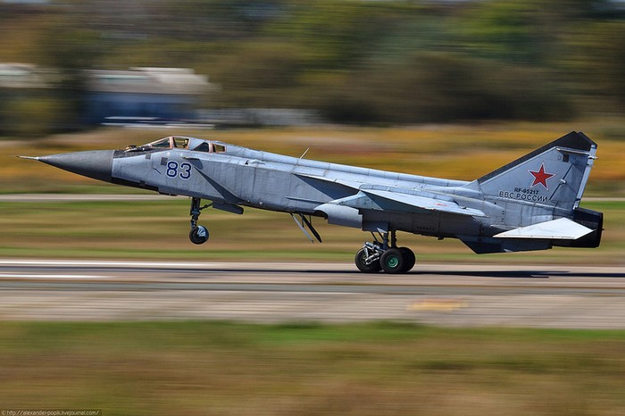 Tiêm kích đánh chặn MiG-31 số hiệu 83 bay huấn luyện tại căn cứ Không quân 6983.