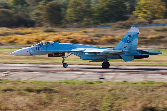 Chiến đấu cơ Su-27S số hiệu 09.