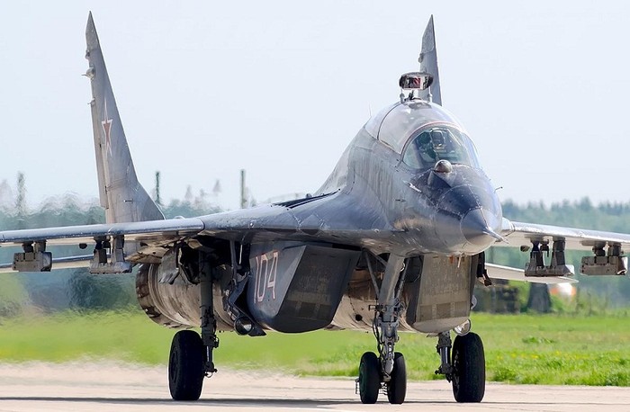 MiG-29 được bố trí tương đối gần với tiền tuyến, nhiệm vụ của nó là chiếm ưu thế trên không trong một khu vực để hỗ trợ các đơn vị bộ binh cơ giới của Liên Xô. Bộ phận hạ cánh khỏe và vỉ bảo vệ ở khe hút khí vào động cơ giúp MiG-29 có thể hoạt động từ những đường băng bị hư hại chưa được chuẩn bị, đáp ứng yêu cầu sẵn sàng chiến đấu trong cuộc chiến hiện đại thường diễn ra rất nhanh.