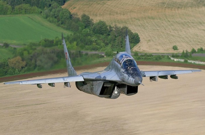 Máy bay MiG-29 có chiều dài 17,37 m, sải cánh 11,4 m, trọng lượng rỗng 11.000 kg, trọng lượng cất cánh tối đa 21.000 kg. MiG-29 trang bị hai động cơ Klimov RD-33, sức đẩy 81.4 kN mỗi chiếc.