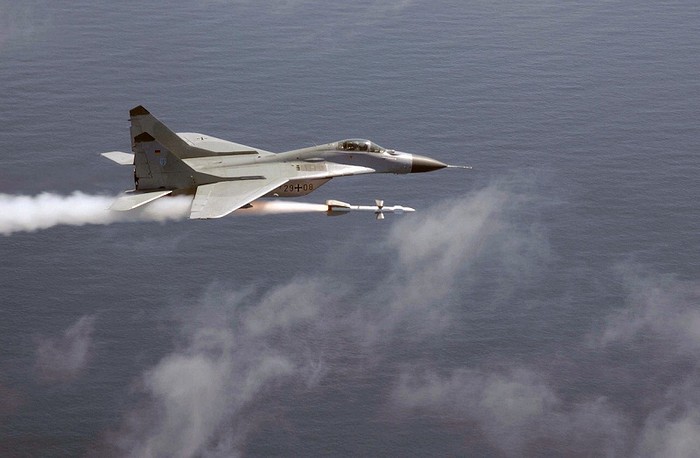 Sau khi Liên-xô sụp đổ, không quân NATO đã thực hiện những trận “không chiến đối kháng” giữa MiG-29 của Đông Đức với F-16 của Mỹ, cùng một số máy bay khác.