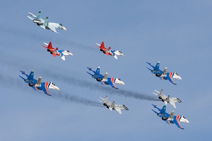 Các máy bay MiG-29 thuộc Phi đội Strizhi trình diễn nhào lộn trên không.