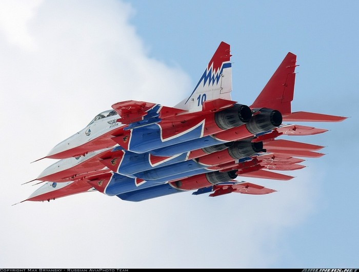 Các máy bay MiG-29 thuộc Phi đội Strizhi trình diễn nhào lộn trên không.
