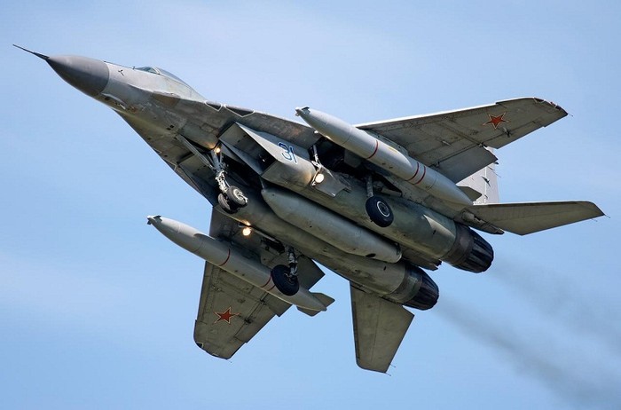 Trong khi loại tiêm kích hạng nặng, tầm xa Su-27 được giao nhiệm vụ với vai trò nguy hiểm như xuất kích không đối không tấn công các máy bay chiến đấu từ xa cũng như phá hủy các căn cứ ở hậu phương của quân địch, thì MiG-29 nhỏ hơn thay thế trực tiếp cho MiG-23 ở các đơn vị thuộc hàng không tiền tuyến như không chiến trực diện.