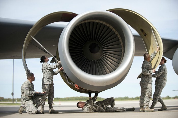 Bảo trì máy bay chở dầu KC-135 Stratotanker.