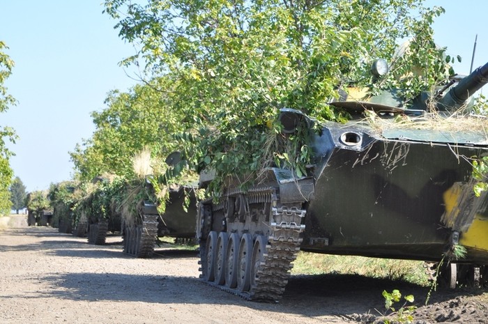 Hình ảnh tại cuộc tập trận CETATEA 2012. Từ ngày 1 đến 5/10/2012 vừa qua, hơn 500 quân nhân cùng các trang thiết bị vũ khí - khí tài của quân đội Moldova đã tham gia vào một cuộc tập trận bắn đạn thật mang tên “CETATEA 2012”. Địa điểm của cuộc diễn tập là bãi huấn luyện Bulboaca.