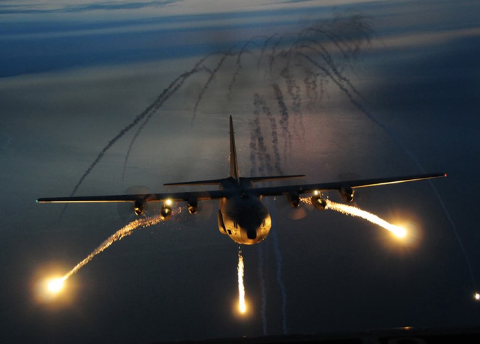 Máy bay vận tải C-130 thuộc Sư đoàn Không vận 107 thử nghiệm hệ thống chống tên lửa đất đối không và không đối không trong đêm.