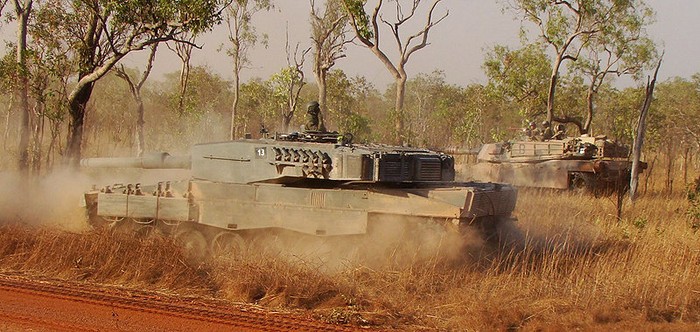 Xe tăng của quân đội Singapore (trái) và quân đội Úc (phải) trong một cuộc diễn tập cơ động.