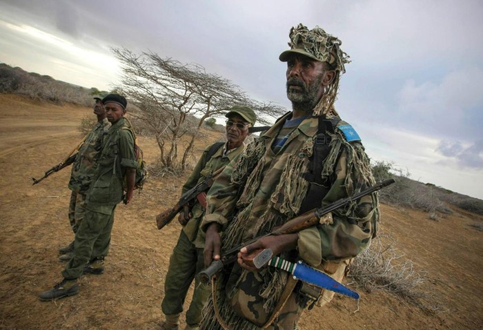 Binh lính thuộc quân đội quốc gia Somali và lực lượng Liên minh Châu Phi chuẩn bị tiến vào thành phố cảng Kismayu của Somali.
