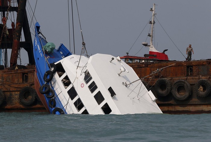 Lực lượng cứu hộ Hồng Kông tiến hành trục vớt và tìm kiếm nạn nhân trong một vụ đâm tàu khủng khiếp ngoài khơi Hong Kong làm ít nhất 36 người tử nạn.