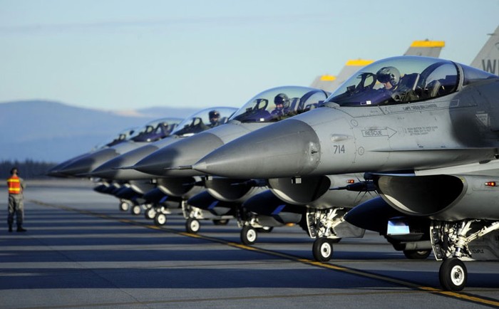 Alaska (3/10): Các tiêm kích F-16 đang chuẩn bị được chuyển đến phi đội máy bay chiến đấu 35, căn cứ không quân Kunsan, Hàn Quốc ngày 03/10 tại căn cứ Không quân Eielson, Alaska.