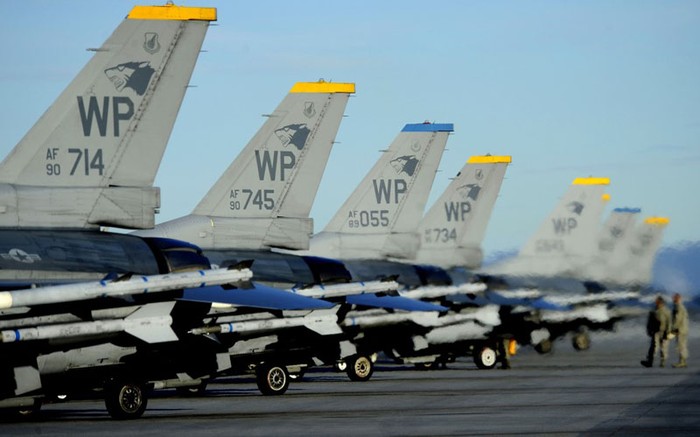 Alaska (3/10): Các tiêm kích F-16 đang chuẩn bị được chuyển đến phi đội máy bay chiến đấu 35, căn cứ không quân Kunsan, Hàn Quốc ngày 03/10 tại căn cứ Không quân Eielson, Alaska.