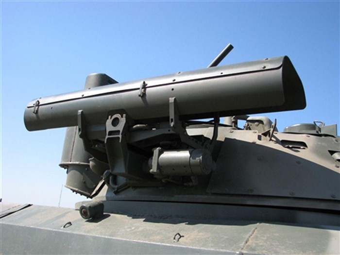 Việc trang bị tên lửa chống tăng và pháo 30 mm cho phép BMP-2M có thể mở rộng tầm bắn và có thể chống lại cả máy bay trực thăng hay những máy bay chiến đấu bay thấp bằng tên lửa Kornet và pháo 30 mm. BMP-2M được nâng cấp hệ thống điều khiển bắn ngày/đêm, có thể theo dõi mục tiêu tự động và tấn công trong mọi điều kiện thời tiết, bất kể đêm tối. Trong ảnh là giá phóng tên lửa Kornet-E trên xe BMP-2M Berezhok .