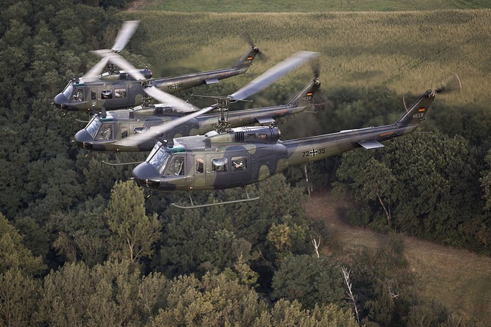Tập trận trực thăng Green Blade năm 2012 là cuộc tập trận được bảo lãnh bởi chương trình huấn luyện trực thăng EDA. Địa điểm diễn ra các hoạt động diễn tập là phi trường Kleine-Brogel - căn cứ chính của Phi đội máy bay chiến đấu chiến thuật số 10 của Bỉ.