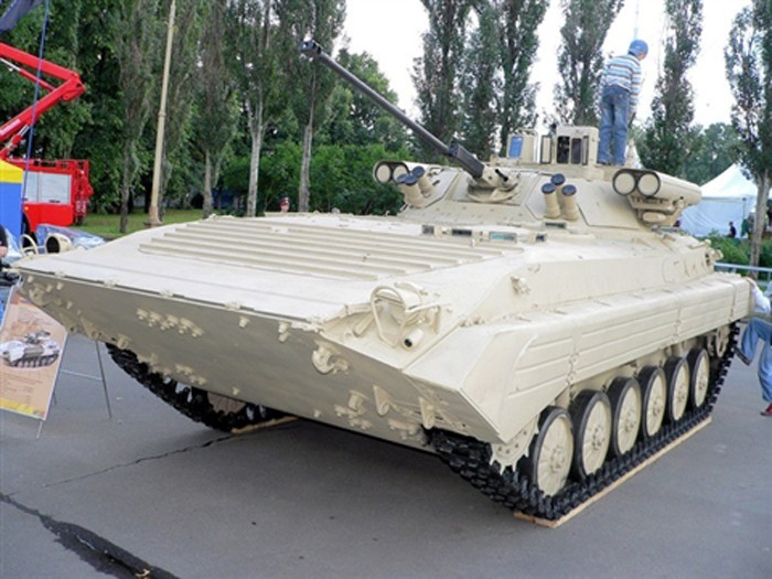 Lục quân Việt Nam cũng đang sở xe BMP-2 được Liên Xô tài trợ từ những năm 1970.