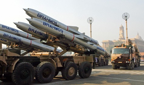Biến thể tên lửa siêu âm BrashMos được phóng từ các xe phóng di động.